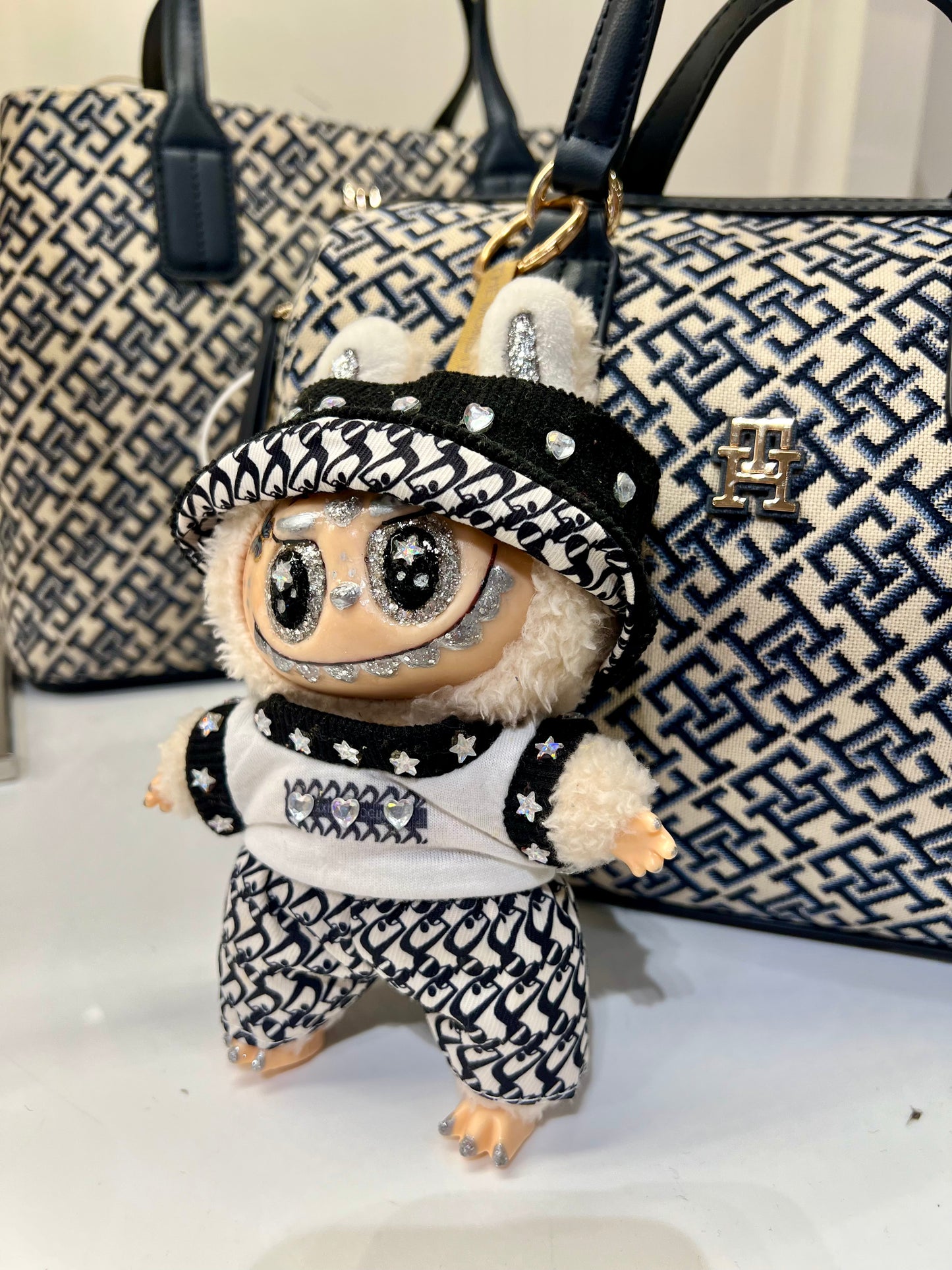Labubu Kameramann-Plüschpuppe – handgefertigte Bedazzled Fashion – einzigartiges Lafufu-Spielzeug (schwarz/weiß)
