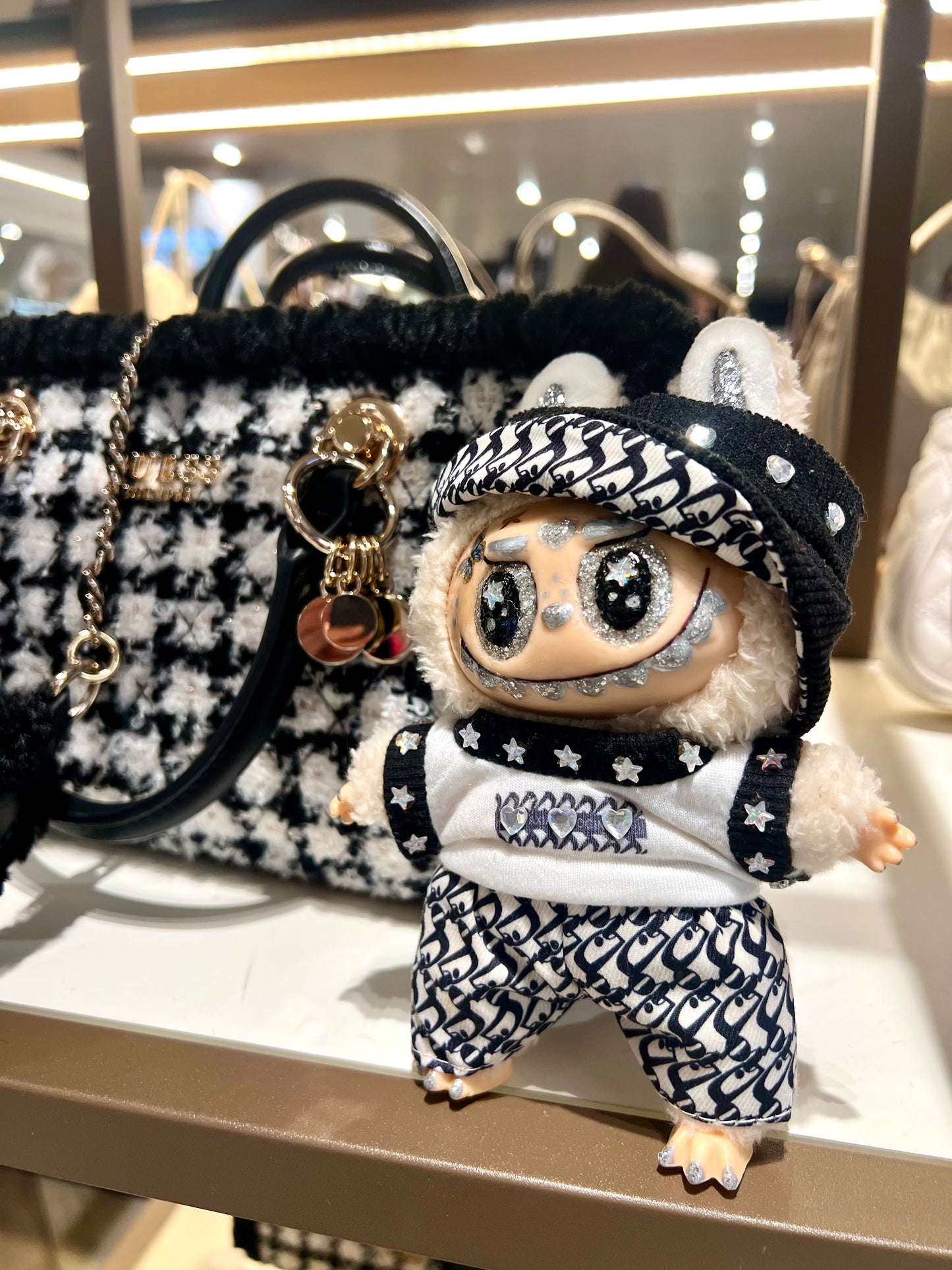 Labubu Kameramann-Plüschpuppe – handgefertigte Bedazzled Fashion – einzigartiges Lafufu-Spielzeug (schwarz/weiß)