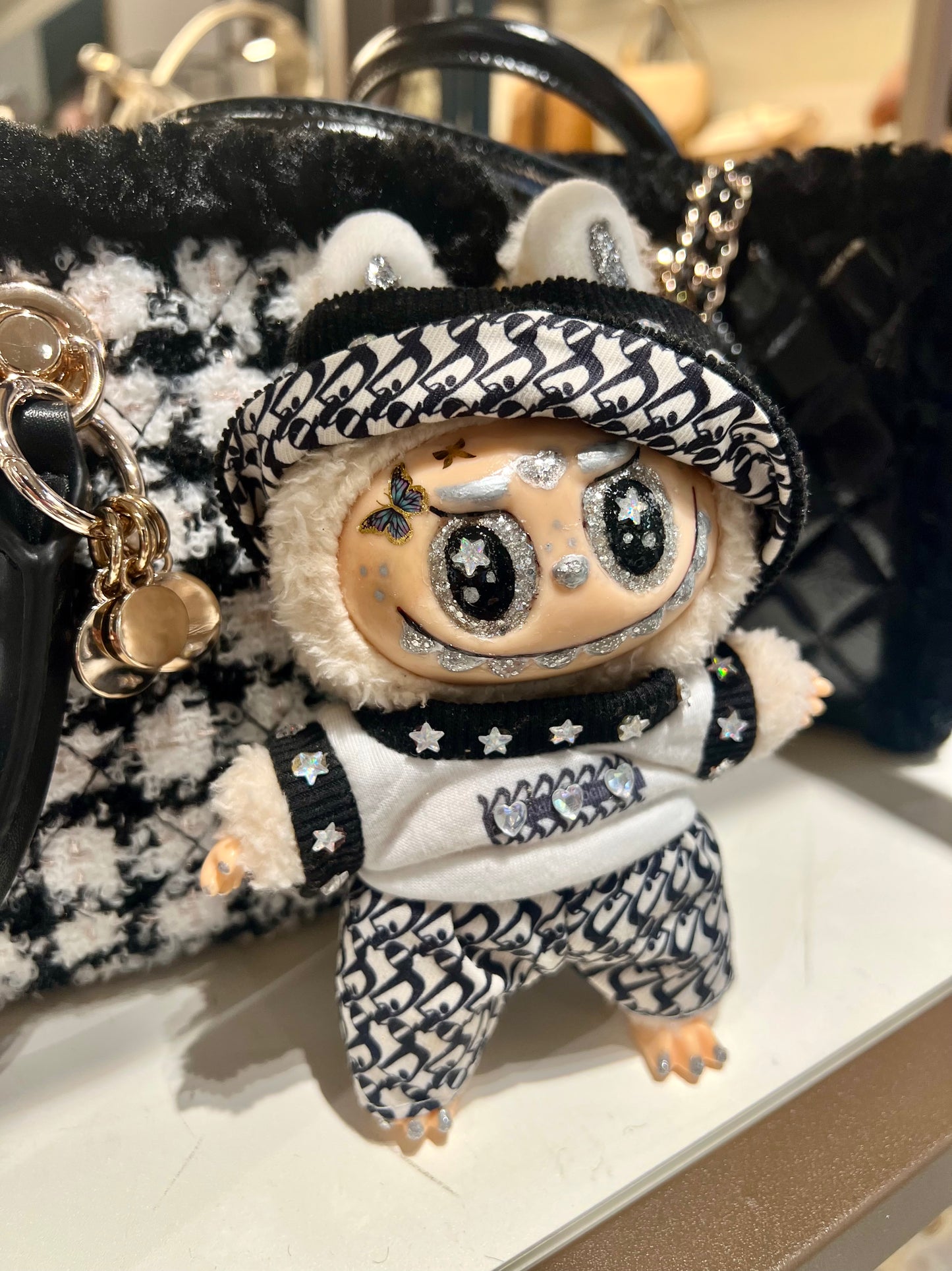 Labubu Kameramann-Plüschpuppe – handgefertigte Bedazzled Fashion – einzigartiges Lafufu-Spielzeug (schwarz/weiß)