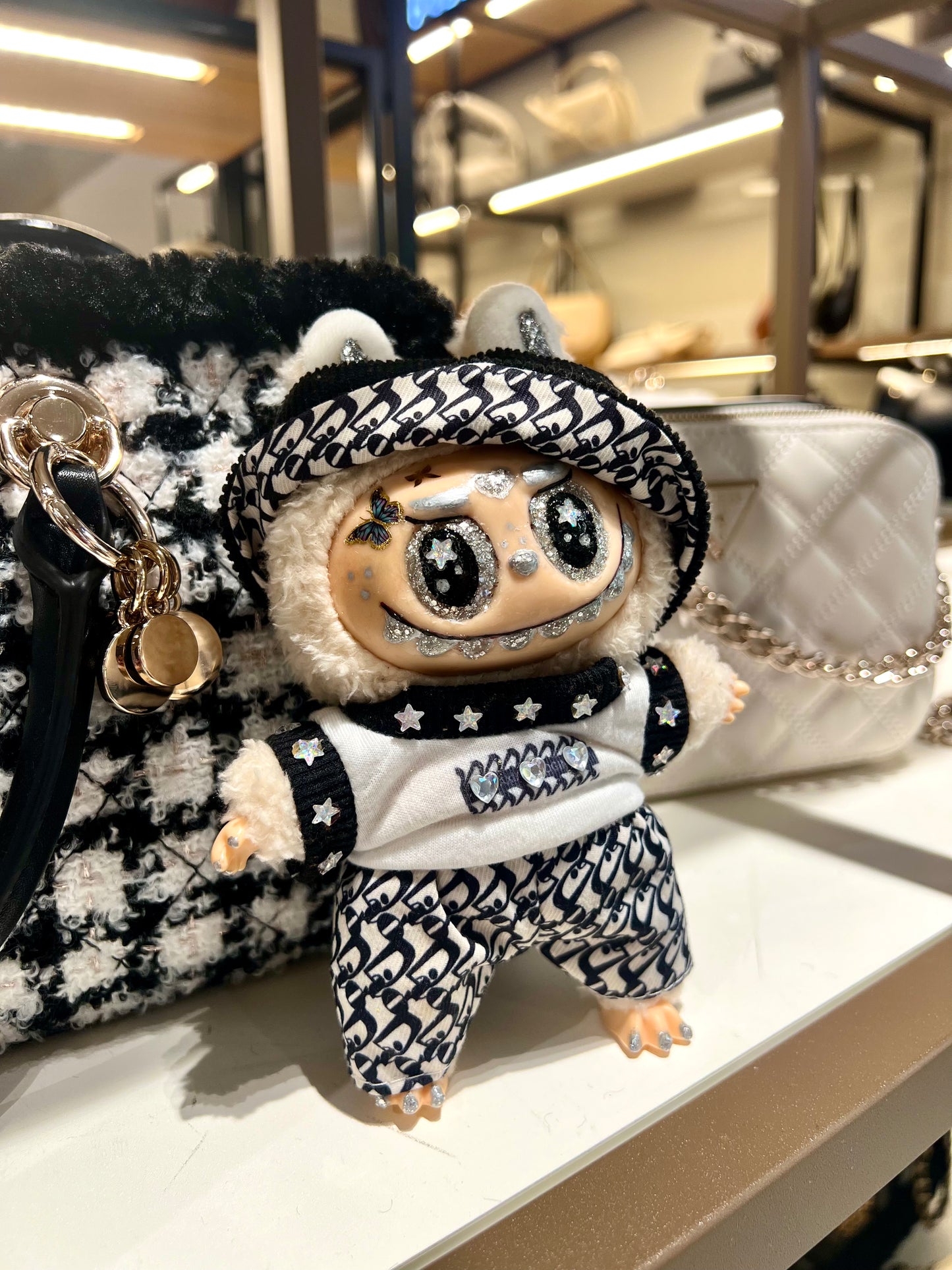 Poupée en peluche Labubu Cameraman - Mode éblouie à la main - Jouet unique Lafufu (noir/blanc)