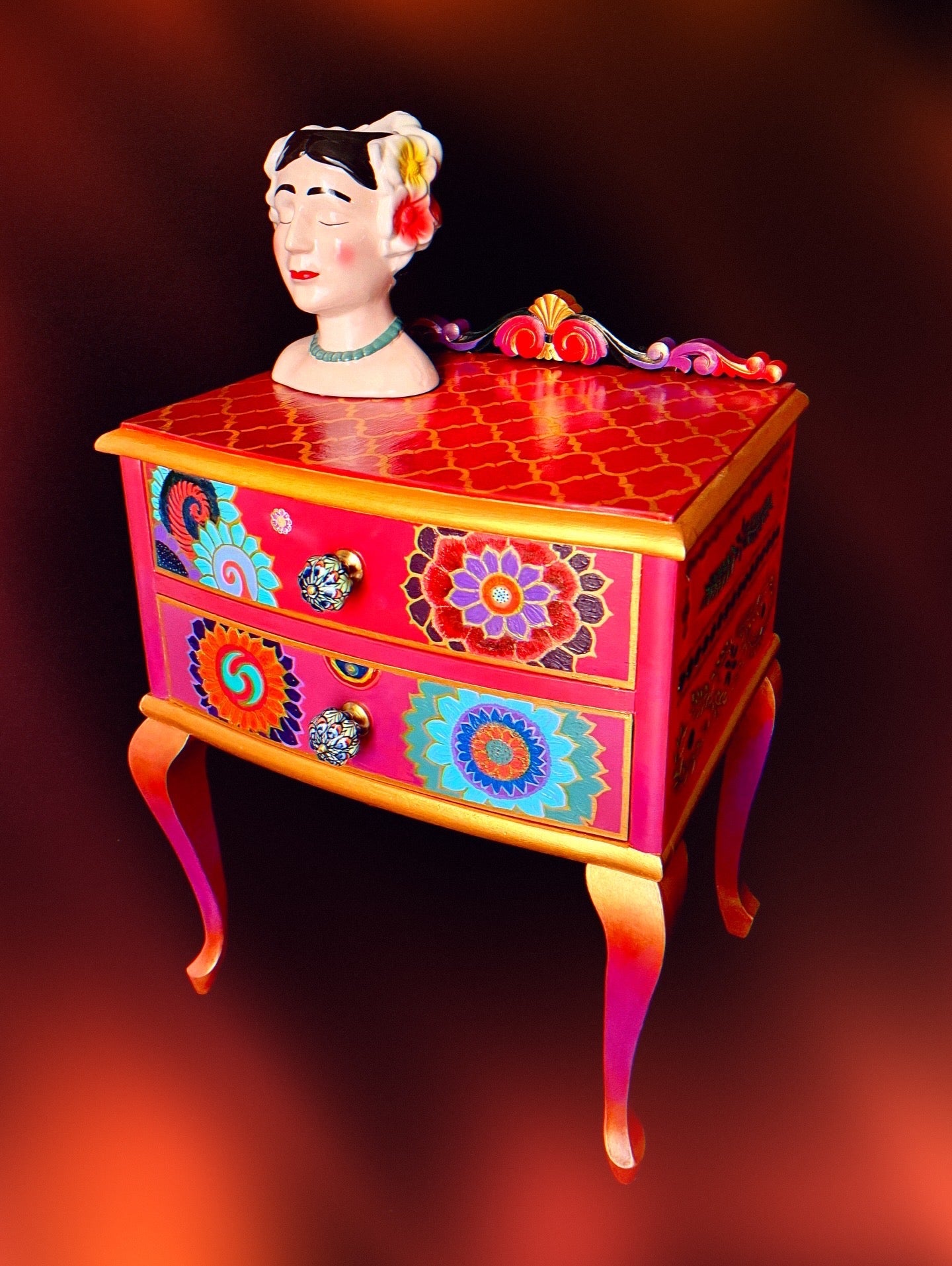 {Un altar para quien ama sin medida y ya no le teme al color, ni a su propia voz, ni a los caminos que se abren desde el pecho.   Este mueble no busca combinar con el entorno. Lo transforma. | CredenzArt custom design