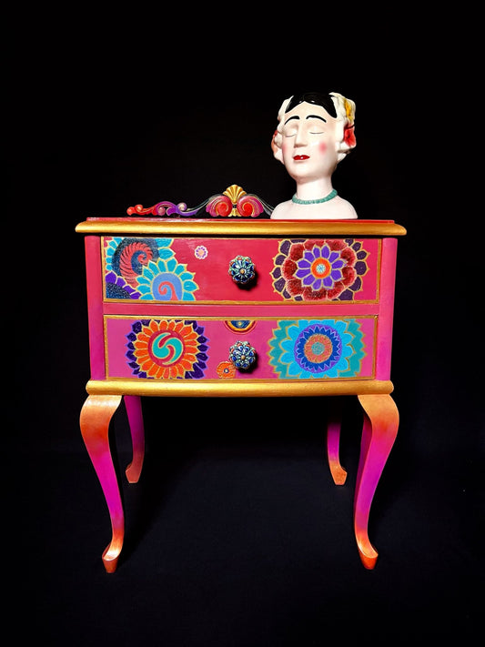 Cada flor es un símbolo. Cada espiral: un camino hacia adentro. Los cajones no solo guardan cosas: sostienen memorias, secretos y visiones; se guardan pactos con la vida: con el gozo, con lo salvaje, con la flor que arde y no te quema.| CredenzArt custom design