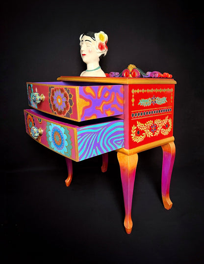 Cómoda Artística Espiritual Pintada a mano con detalles coloridos y figura oriental decorativa.