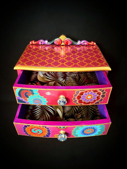 Cómoda Artística con diseño colorido, mandalas y detalles pintados a mano.
