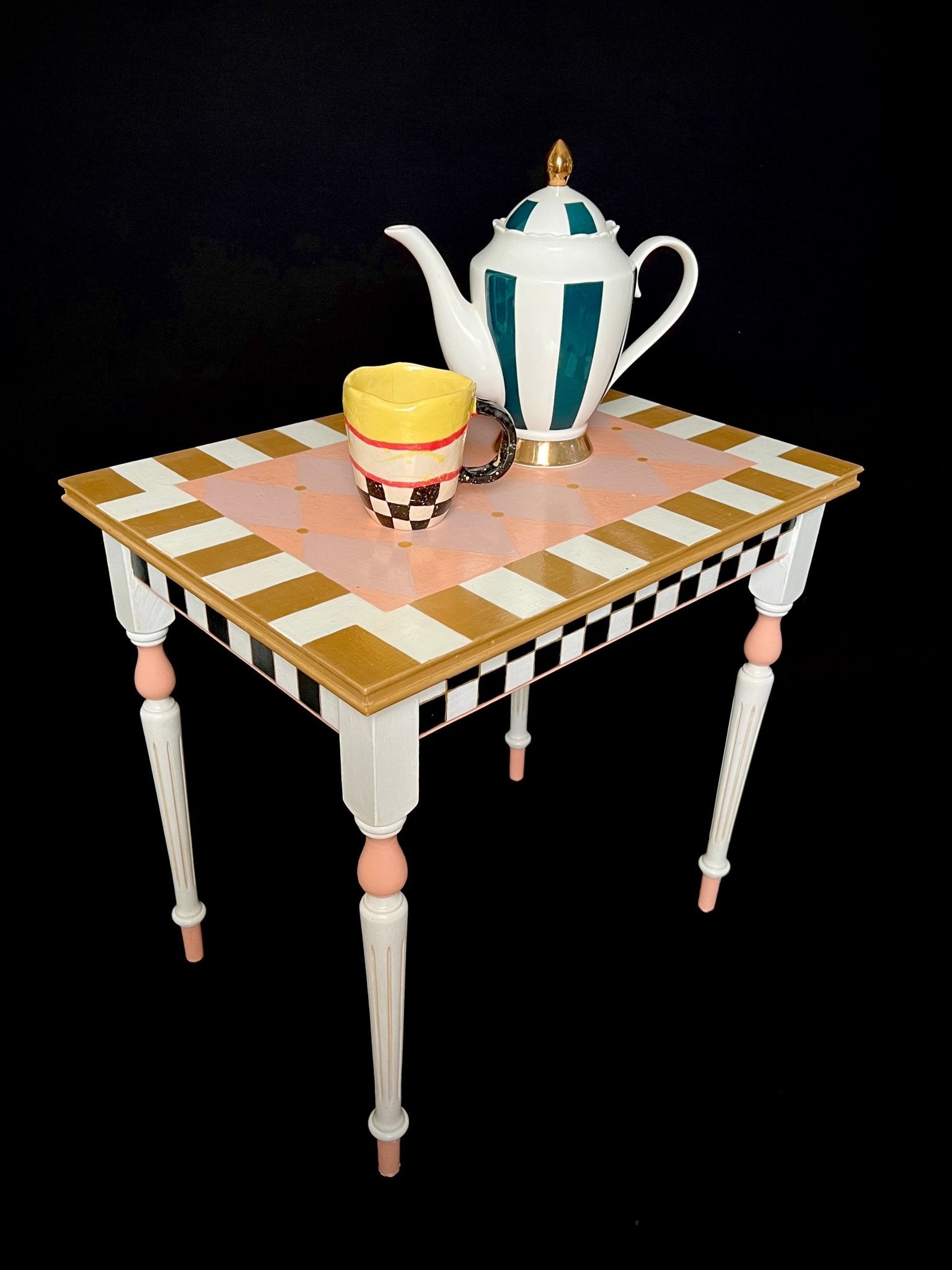 Mesita artesanal infantil - «La Merienda del Espejoverso» con tetera y taza sobre superficie decorativa.