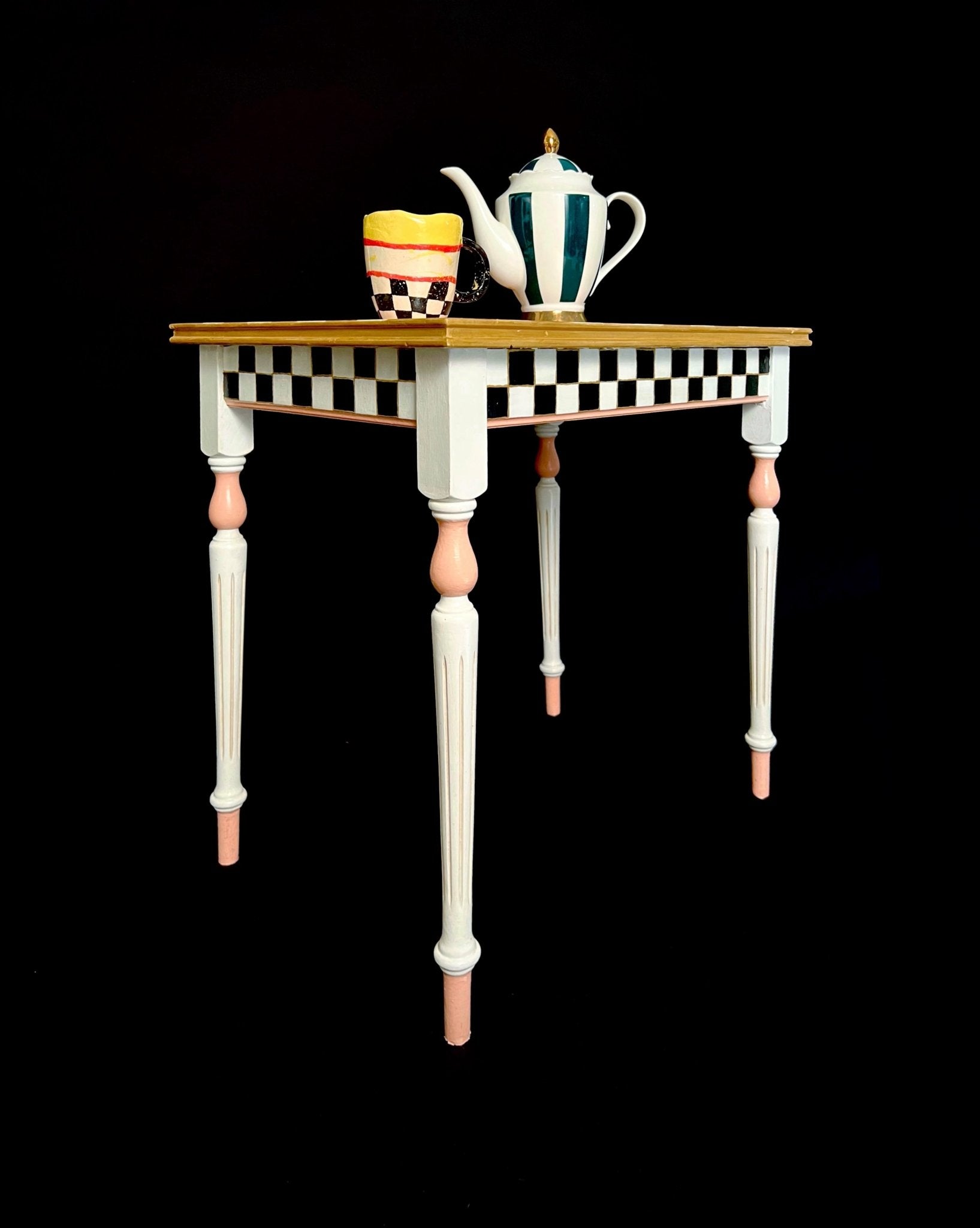 Mesita artesanal infantil - «La Merienda del Espejoverso» con diseño geométrico y vajilla de té