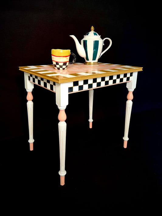 Mesita artesanal infantil con diseño geométrico y arte lúdico, acompañada de tetera y taza coloridas.