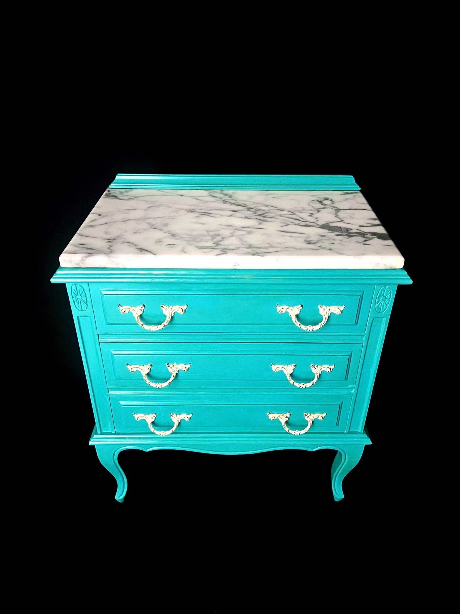 Mesita de noche artesanal en turquesa con mármol blanco y detalles dorados, pieza única hecha a mano.