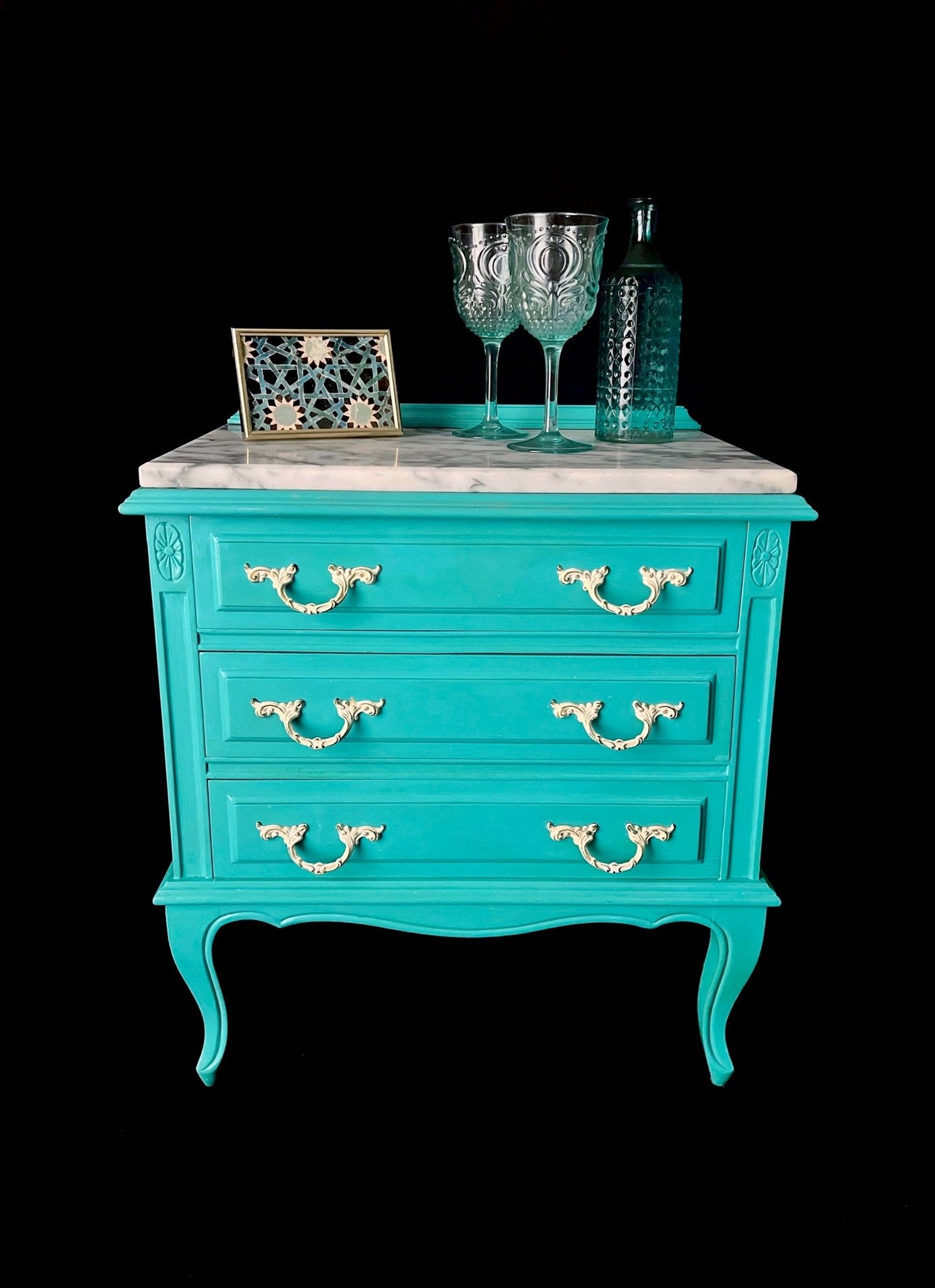 Mesita de noche artesanal en turquesa "Soñando en Tiffany" con tres cajones y decoración elegante.